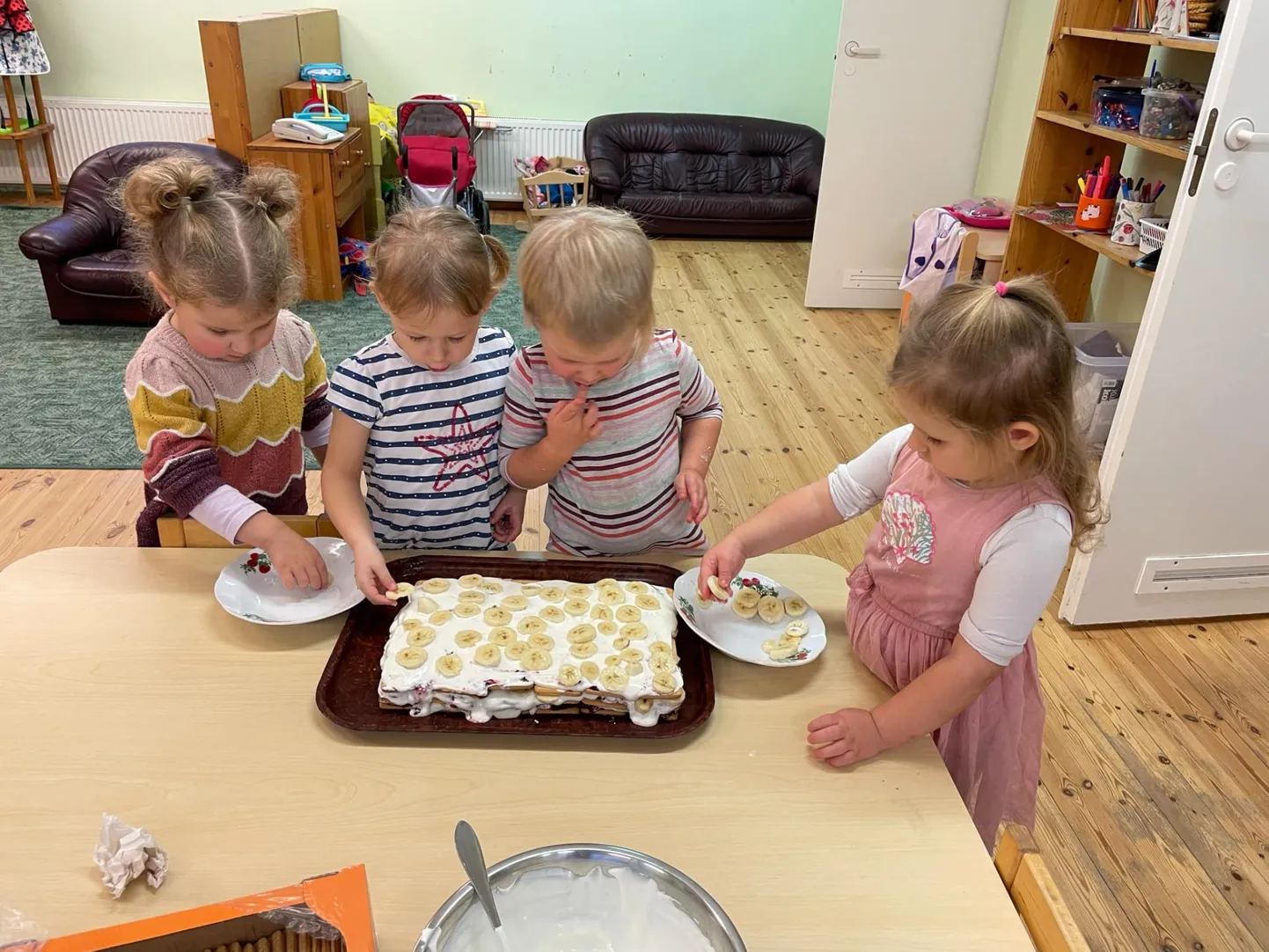 Lasteaialapsed sünnipäevatorti meisterdamas