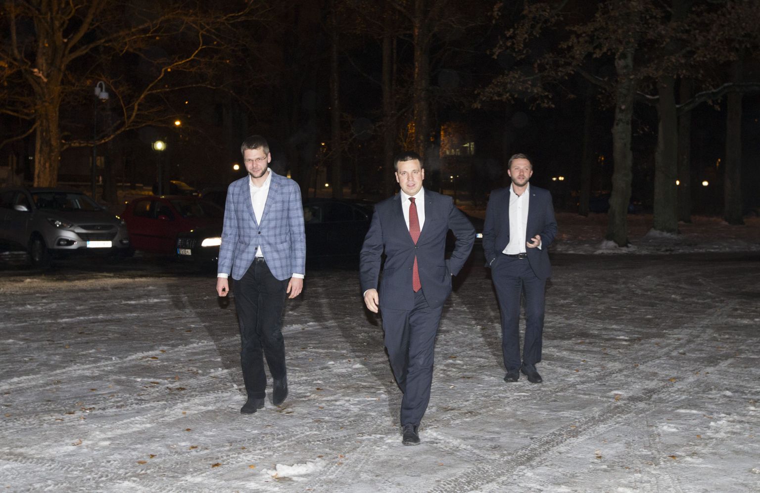 Kolme erakonna juhid – tulevane peaminister Jüri Ratas (keskel) ning nii endisse kui ka loodavasse valitsusse kuuluvad ministrid Jevgeni Ossinovski (vasakul) ja Margus Tsahkna (paremal) – käisid kolmapäeva hilisõhtul üheskoos Kadriorus president Kersti Kaljulaidi jutul.