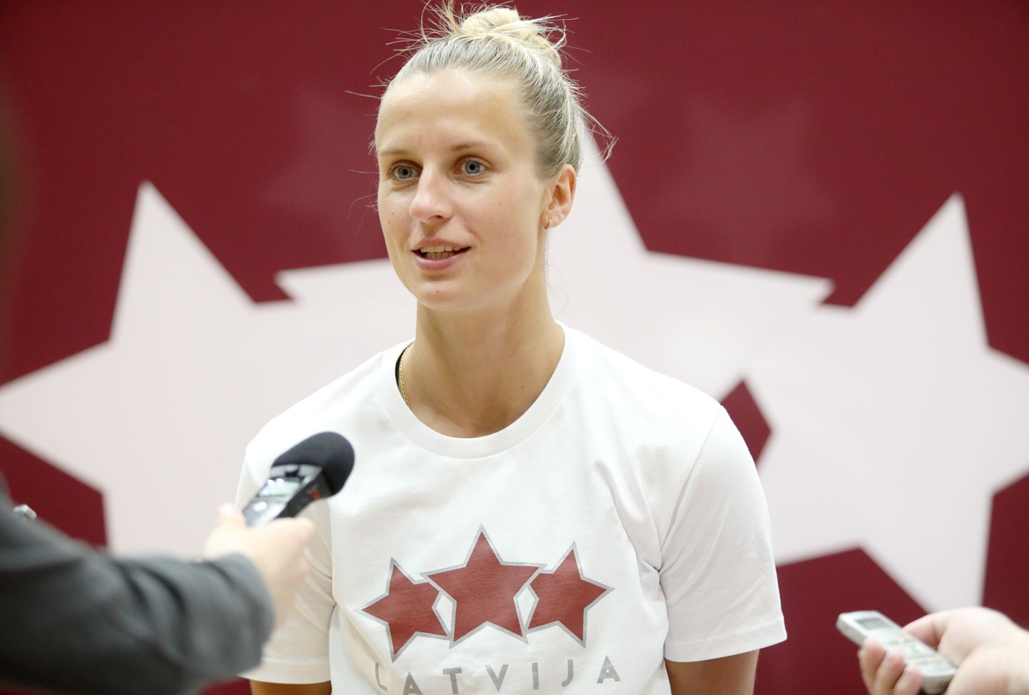 Latvijas sieviešu basketbola izlases kandidāte Kitija Laksa atbild uz žurnālistu jautājumiem pēc Latvijas sieviešu valstsvienības atklātā treniņa.