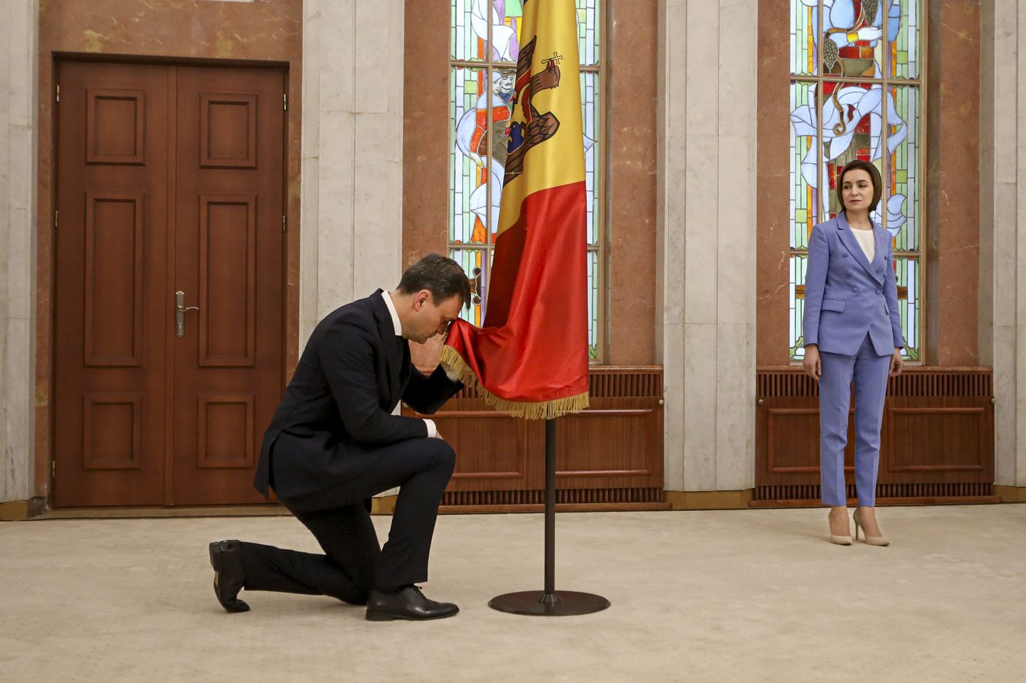 Moldova peaminister Dorin Recean ametissevannutamisel, paremal Moldova president Maia Sandu. Foto on illustreeriv.