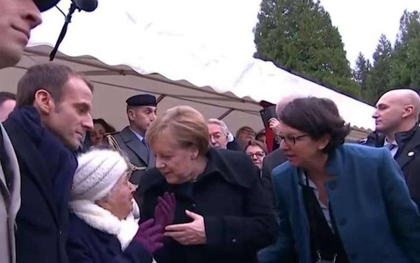 Eakas naine, Prantsuse president Emmanuel Macron ja Saksa kantsler Angela Merkel Põhja-Prantsusmaal Compiègne’is 11. novembril