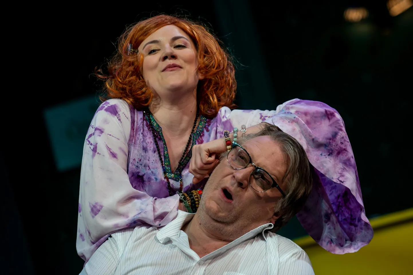 Mõrvakomöödia “Hotell laibaga” Endla teatris. Pildil Fatme Helge Leevald ja Indrek Taalmaa.