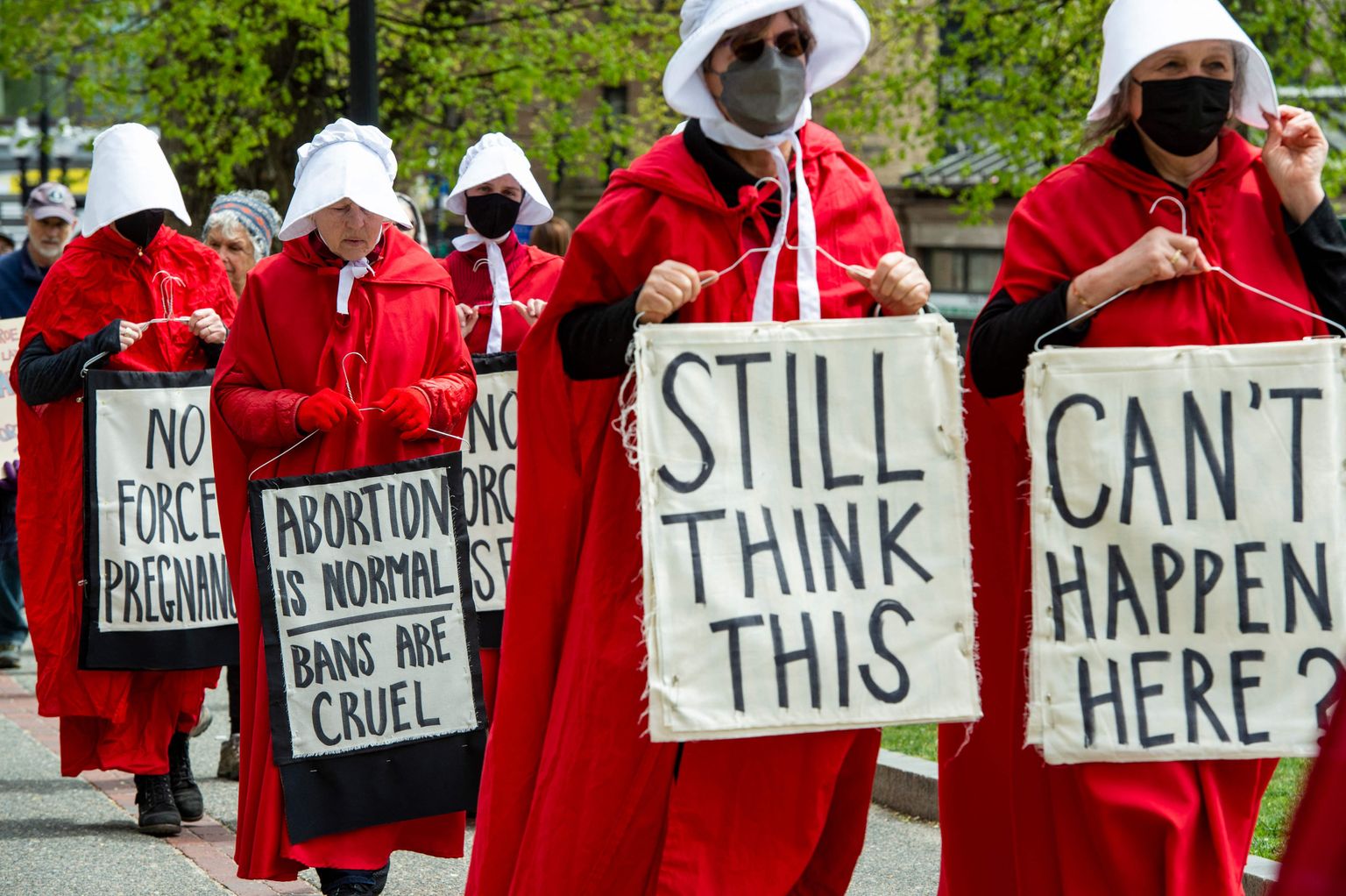 Bostoni punamantlite (Red Cloaks) liikmete protestimarss ajaloolise abordiõiguse kohtukaasuse Roe vs Wade võimaliku kavandatava tühistamise vastu ning üleskutse anda naistele kõikjal Ühendriikides õigus otsustada oma keha üle.