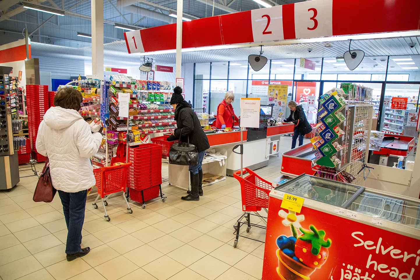 Paide Selveris hoiavad ostjad nõuetekohaselt kahemeetrist vahemaad. Seda tuletavad meelde ka sildid.