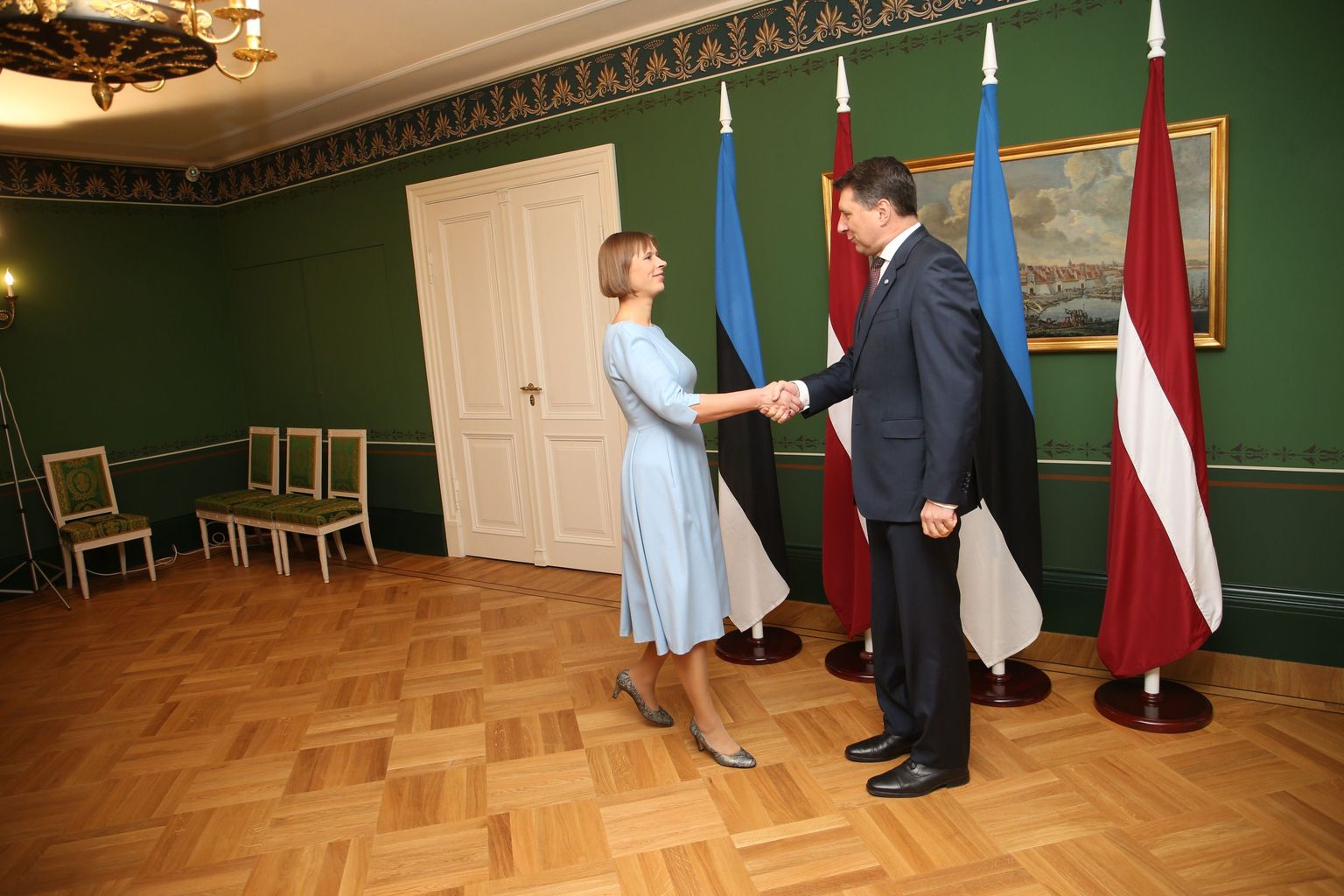 Presidentide Kersti Kaljulaidi ja Raimonds Vējonise esimene ametlik käepigistus ajaloolises Riia lossis.