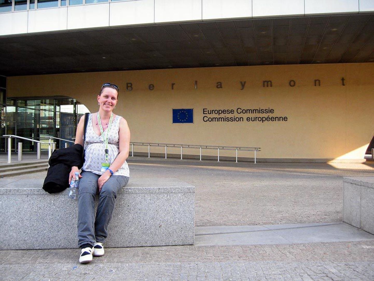 Brüsselis oli Kadri Linderi üks soov näha euroliidu institutsioone seestpoolt. Pildil paistab tema tagant Euroopa Komisjoni hoone, kus leidis aset keelelugude võistluse autasustamine.