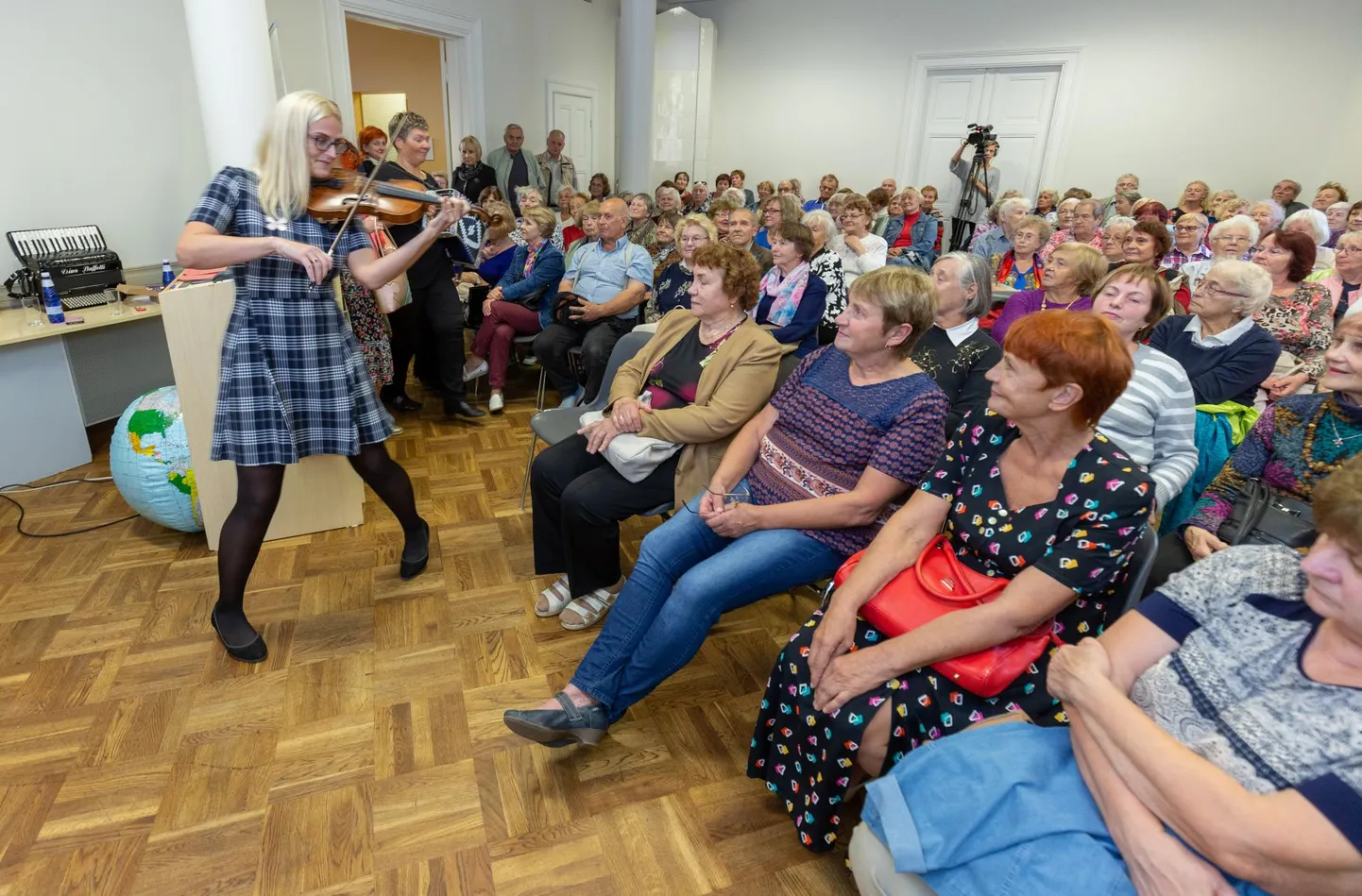 Väärikate ülikooli mullune avaloeng ilmast tõi kohale väärika hulga huvilisi. Pillimänguga alustas oma loengut sünoptik Ele Pedassaar.
