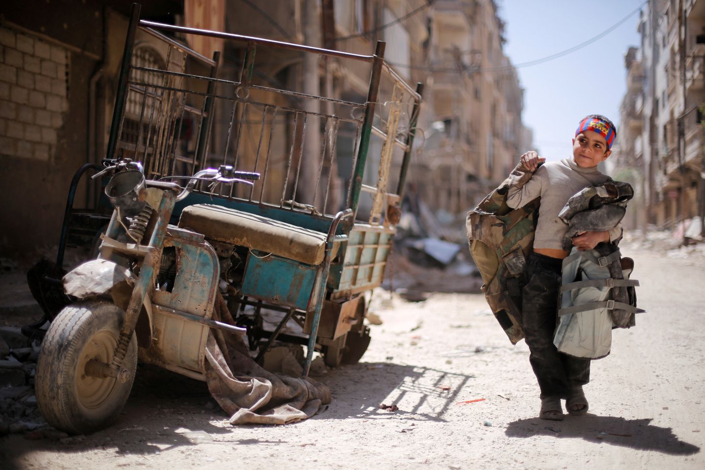 Tüdruk mööda Douma rusudes tänavat kõndimas.