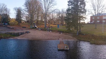 Holstre järve korrastatud rand.