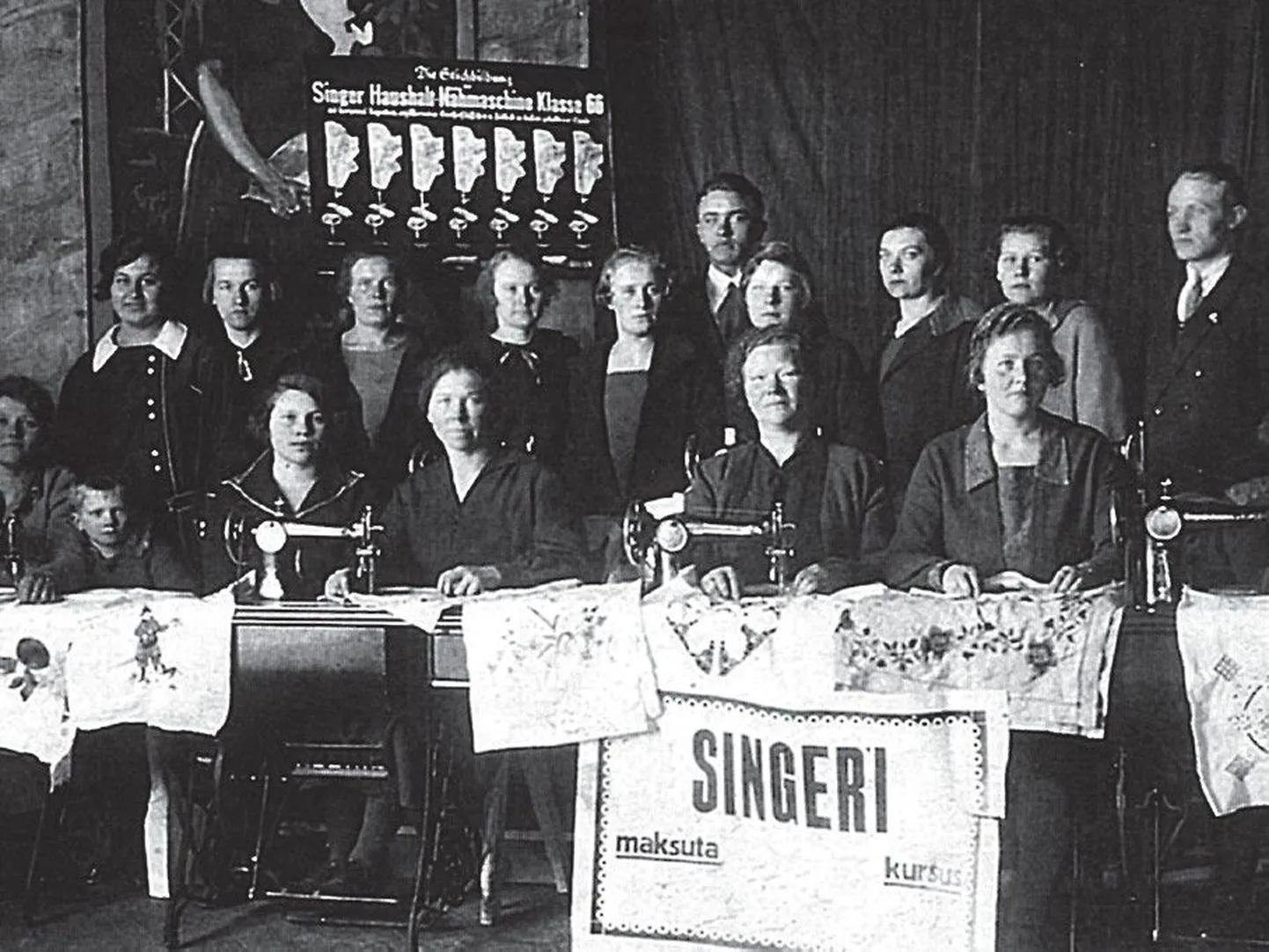 Iru algkooli hoones poseerivad 1926. aasta kevadel käsitöö kursustel osalejad.