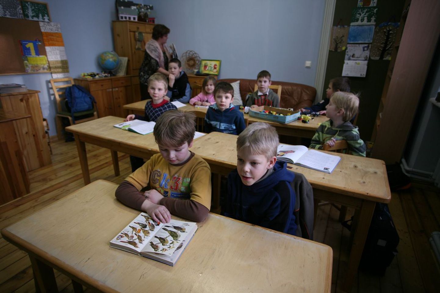 Laupa kooli algklasside õpilased õpetaja Kaja Öebiusega pikapäevarühmas.