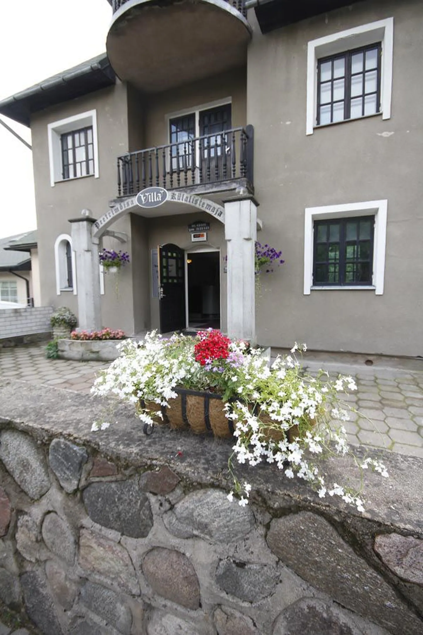 See Peetrimõisa villa lilleampel varastati eelmisel teisipäeval, kuid on nüüd oma õigel kohal tagasi.
