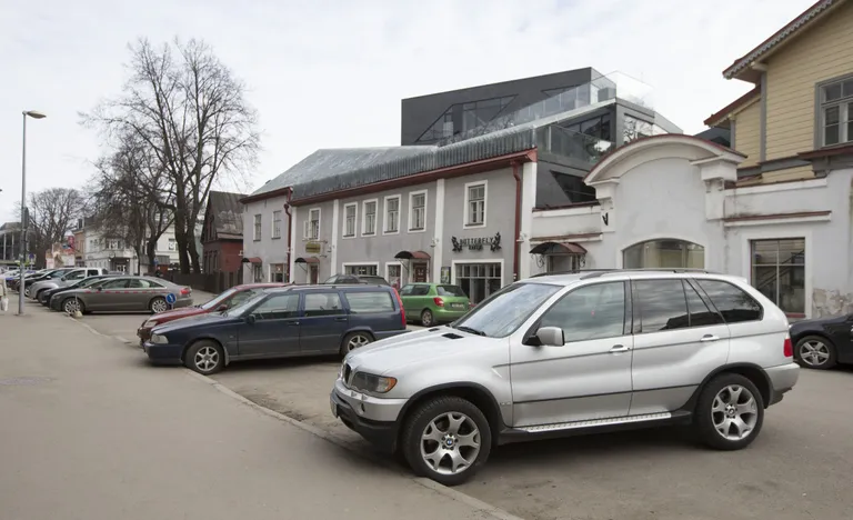 Hõbedane BMW Aia tänaval. Foto:
