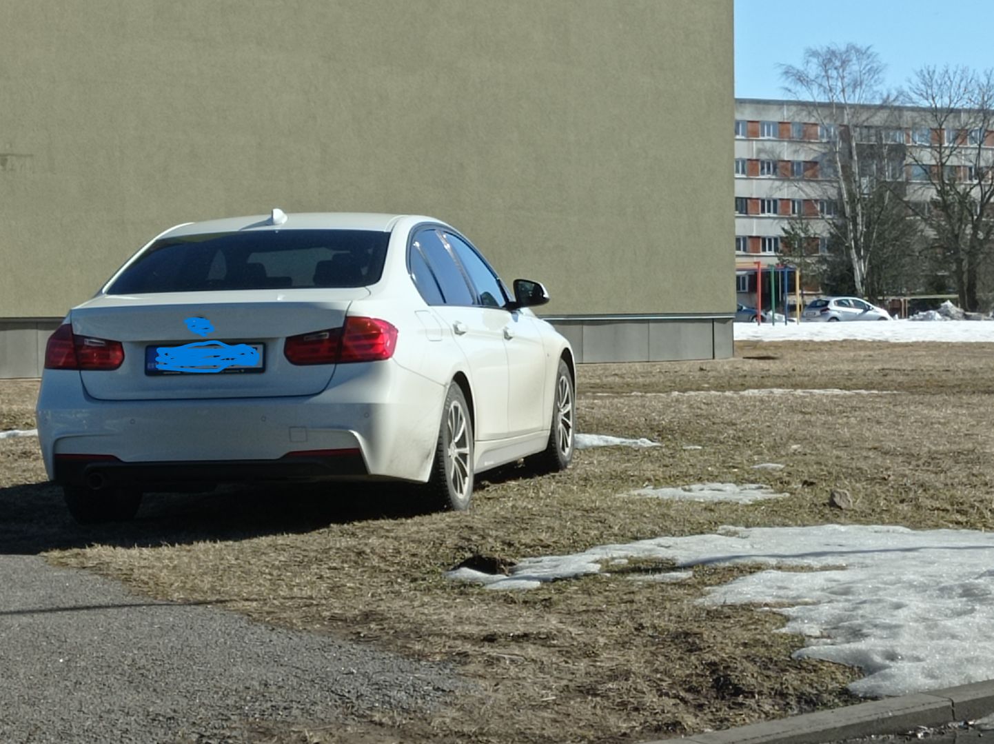 Этот автомобиль явно не на правильном месте - владельцу придется отвечать за нарушение правил парковки.