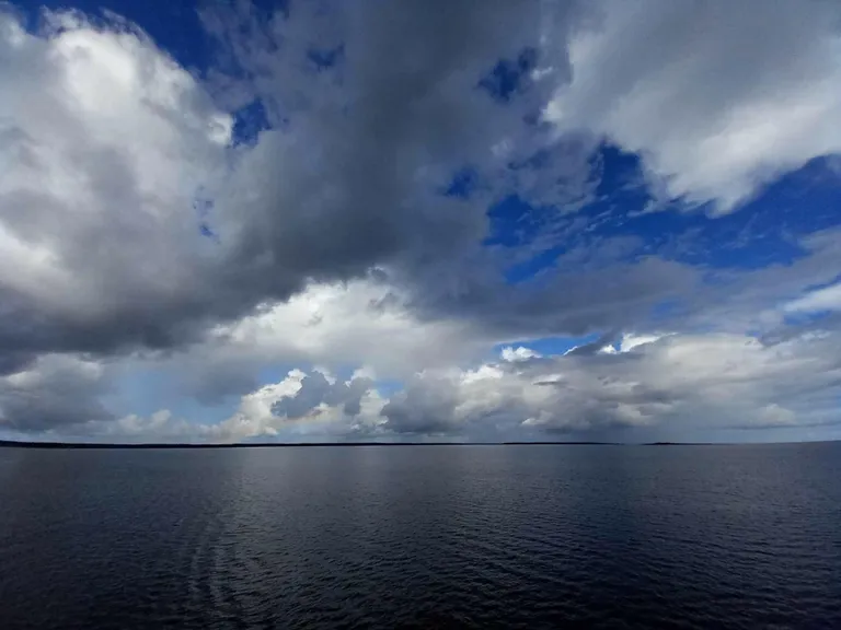 Pildi tegi Ulvi 23. juulil Heltermaa sadamast lahkuvalt praamilt. Pilvede vahelt piiluvad kassisilmad hoiavad Hiiumaal pilku peal.