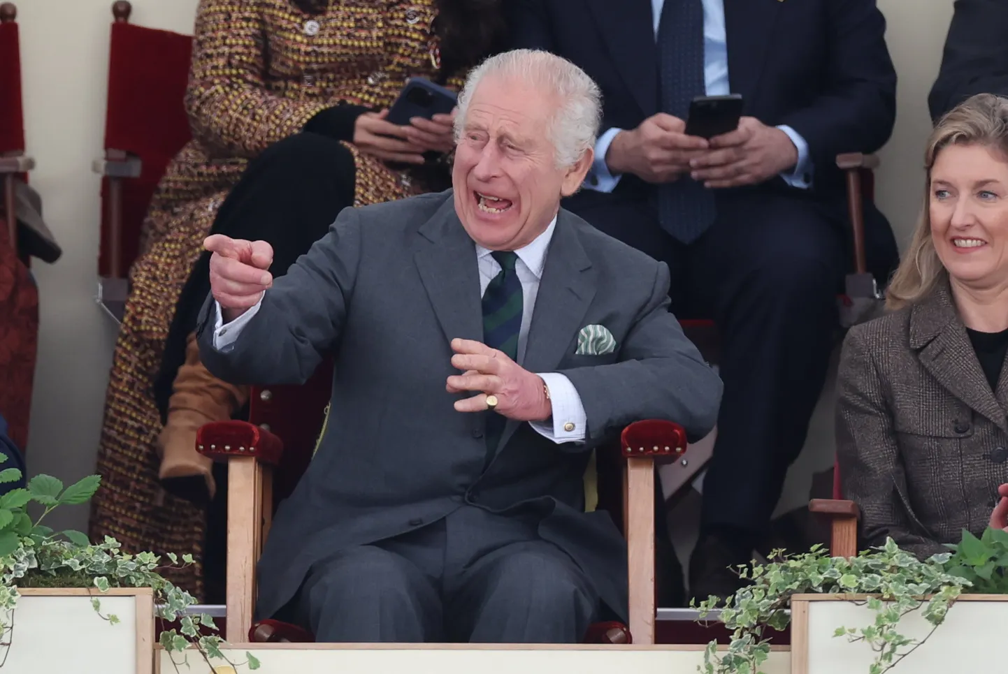 Briti kuningas Charles IIIs naermas 3. mail 2024 kuninglikul hobušõul Windsoris