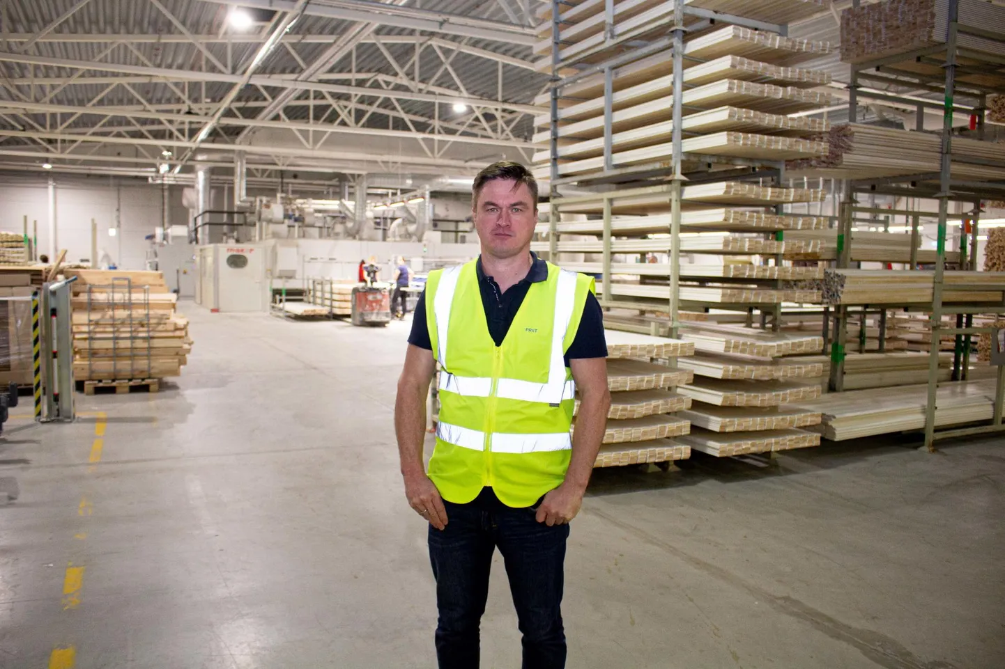 Combiwood OÜ juhatuse liikme Priit Koha sõnul läheb firmal küll praegu väga kenasti, ent muret teevad siiski koroonaviiruse võimalik jõudmine tehasesse ning puidu kõrge hind Eestis.
