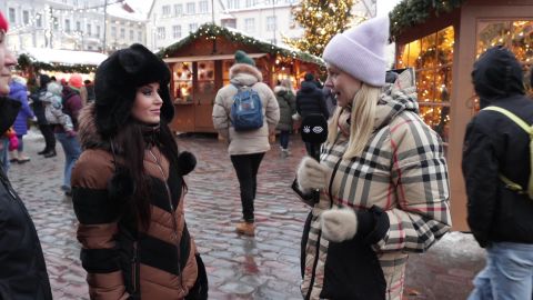 VIDEOREPORTAAŽ ⟩ Pealinna jõuluturul on tänavu tehtud mitu abieluettepanekut: üks õnnetu juhus oli, kus öeldi ei