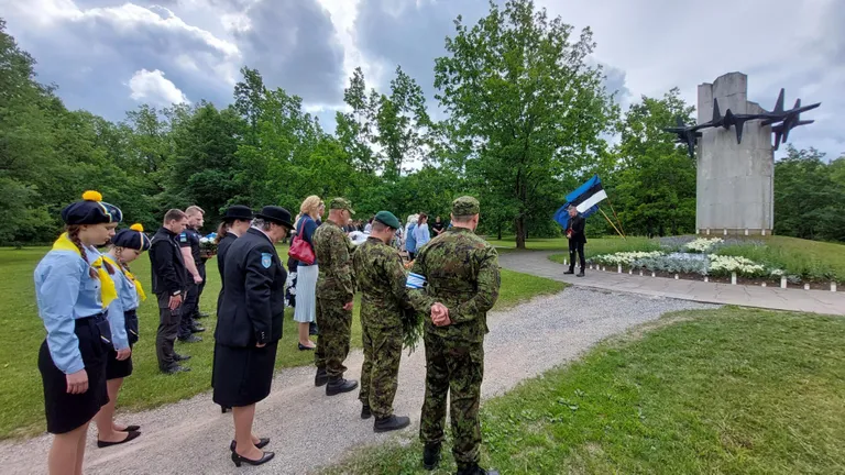 Juuniküüditamise ohvrite mälestamine Rakvere tammikus "Okaskrooni" juures.