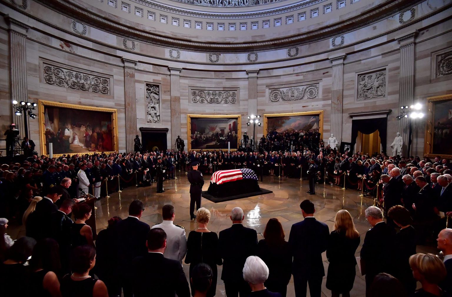 Tuhanded inimesed kogunesid Kapitooliumi rotundi senaator McCainile austust avaldama. FOTO: Ken Cedeno/Pool/Scanpix