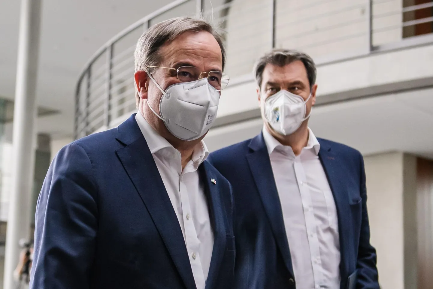 Üleeile suletud uste taga CDU ja CSU parlamendifraktsiooni liikmetega kohtunud Armin Laschet (vasakul) ja Markus Söder saabuvad arutelu järel ühisele pressikonverentsile Berliinis.