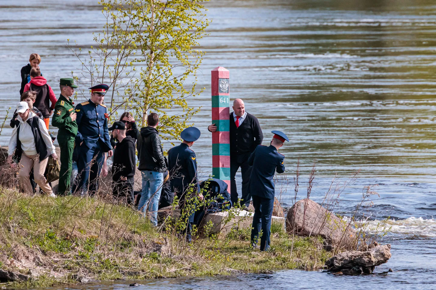 Нарвитяне собрались на берегу пограничной реки, чтобы посмотреть ивангородский концерт с чиновниками и казаками в честь 9 мая.