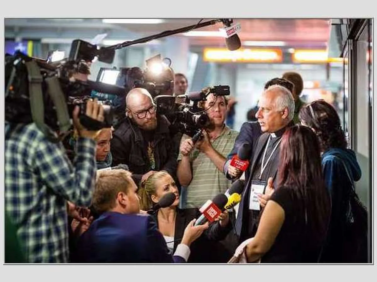 Pastor Moner Shaded on tõlgiks kahele Poola ajakirjanikega rääkivale kristlasest süürlannale Varssavi lennujaamas tänavu 10. juulil.