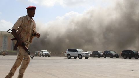В йеменском аэропорту произошли взрывы во время прибытия нового правительства