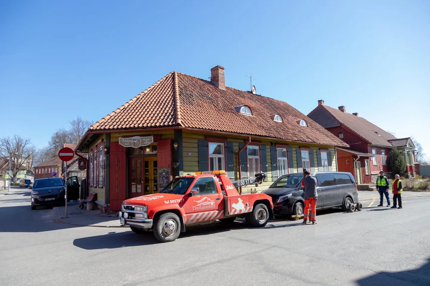 Koidu ja Tartu tänava ristmikult veeti ära valesti pargitud auto.