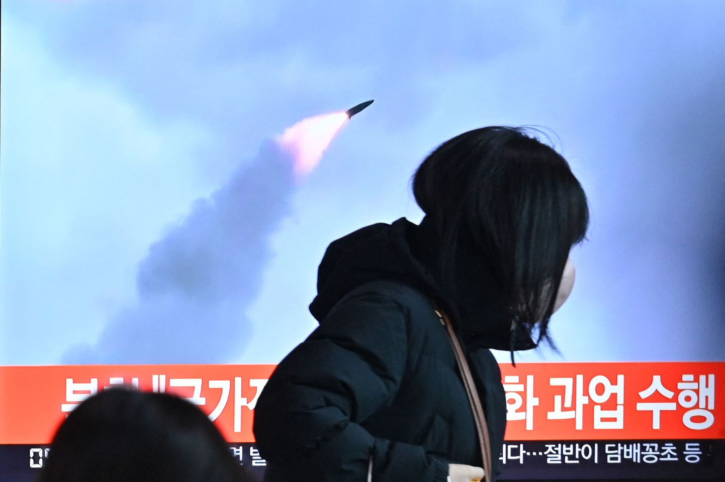 По данным Японии и Южной Кореи, руководство КНДР в очередной раз произвело запуск ракеты, предположительно, баллистической.