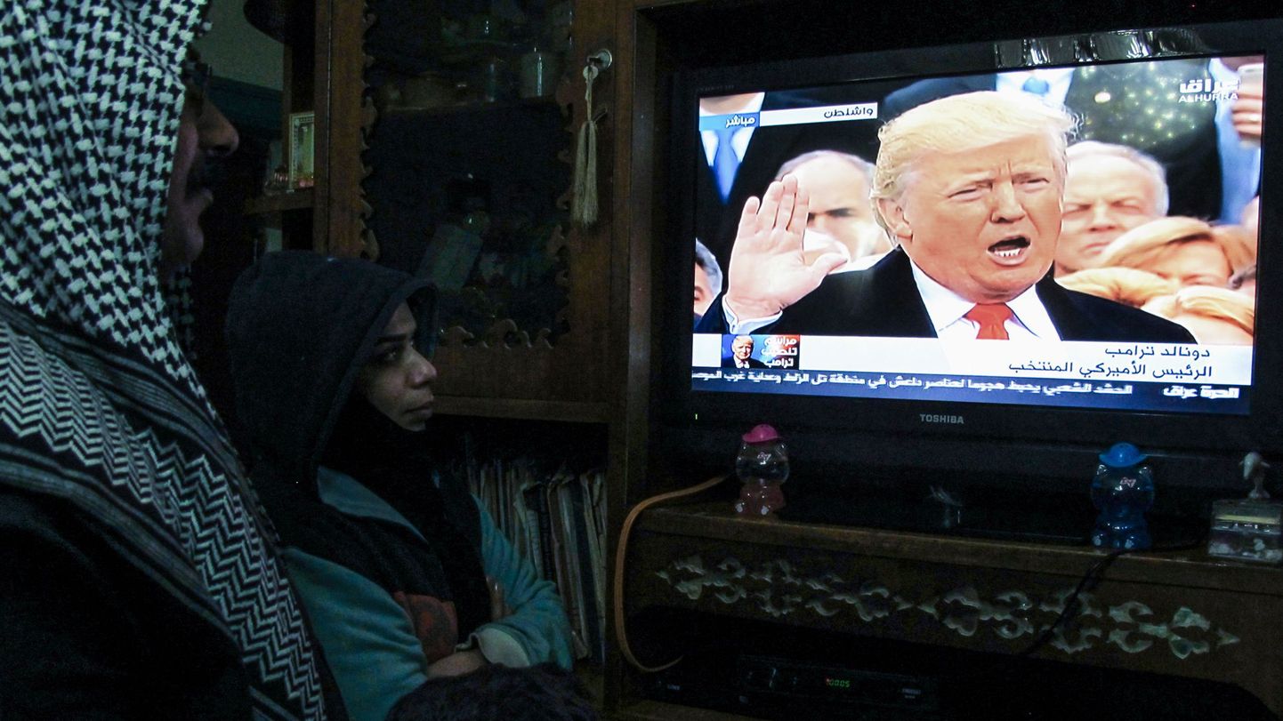 Iraagi perekond jälgimas televisiooni vahendusel Donald Trumpi ametisse vannutamise tseremooniat oma Bagdadi kodus.