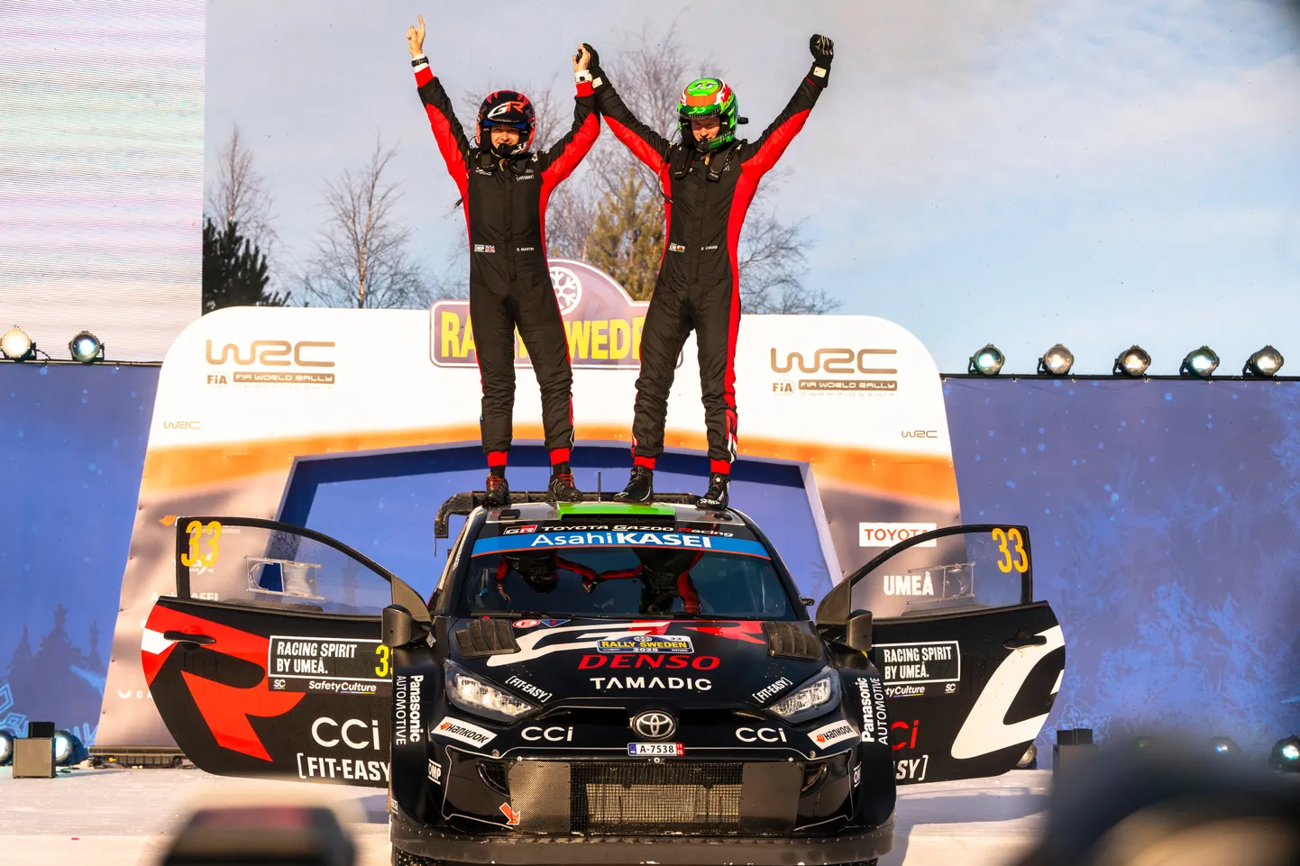 Elfyn Evans (paremal) ja Scott Martin (vasakul) võitsid Rootsi MM-ralli.