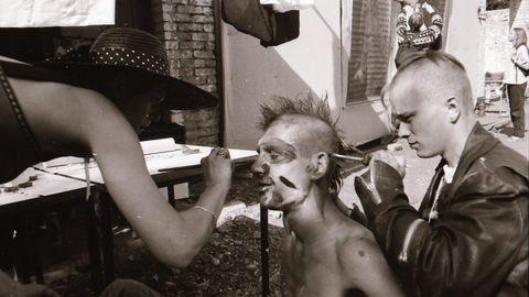 RETROGALERII ⟩ 1994. aasta Öseli kunstipäevadele panid oma pitseri nii karjuv rahapuudus kui ka ligikippunud viinakurat