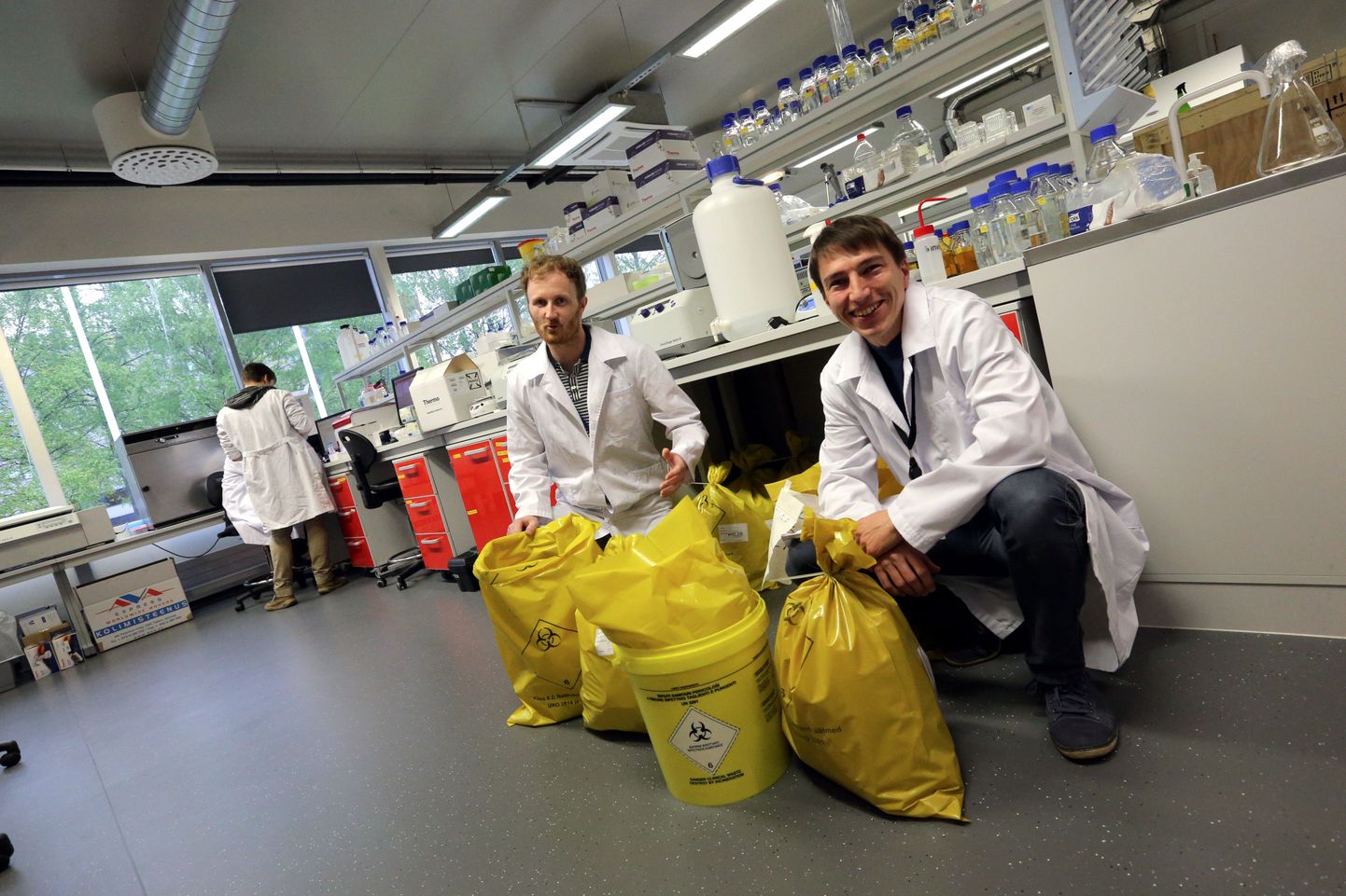 Laboris läheb kollastesse kilekottidesse Kuldar Kõivu (vasakul) ja Tarmo Mölderi sõnul liiga palju puhast plasti, kolmandiku sellest saaks viia taaskäitlusse.