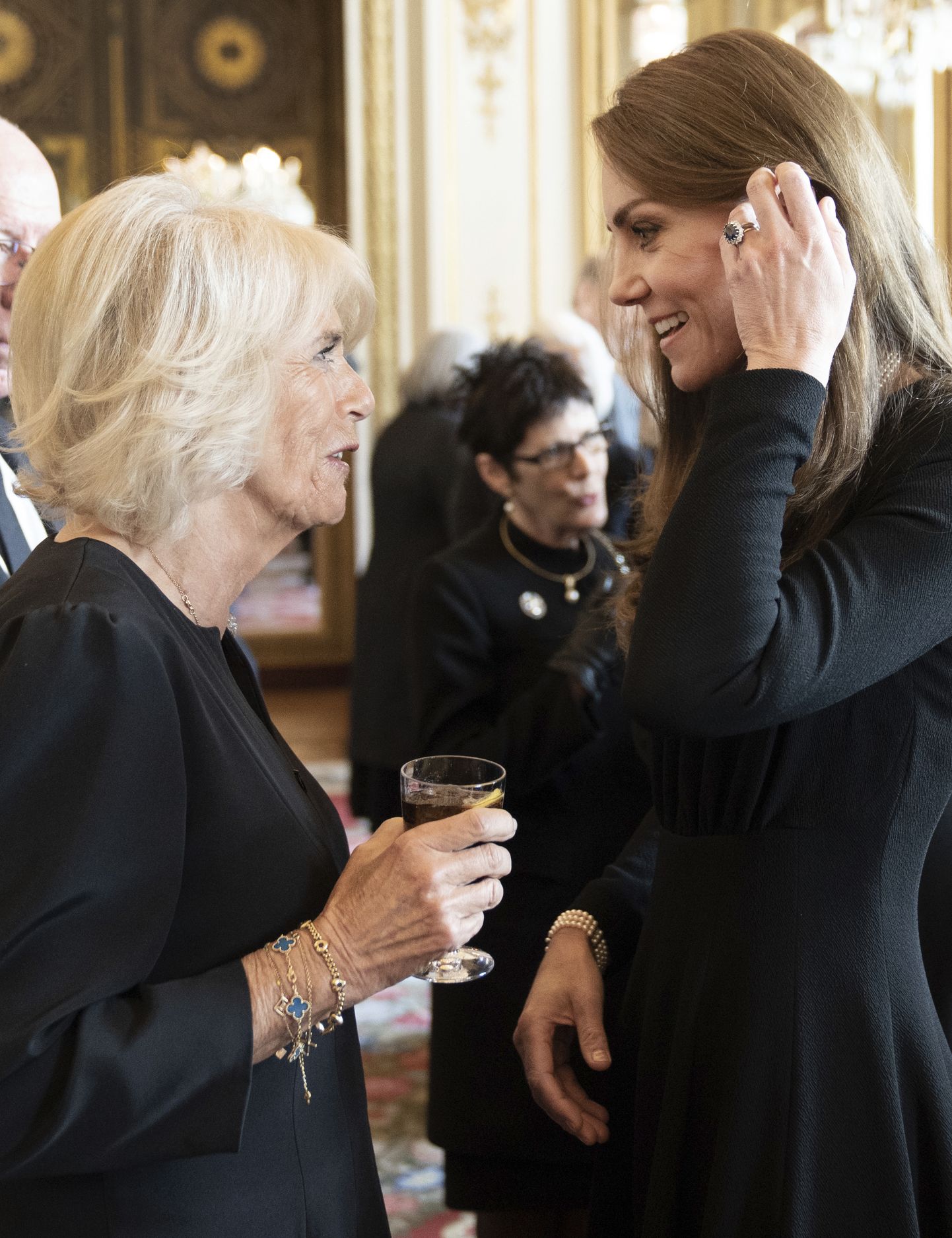 Briti vastne kuninga abikaasa Camilla ja Walesi printsess Catherine vestlevad laupäeval Buckinghami palees korraldatud lõunal Briti Rahvaste Ühenduse kindralkuberneride auks.