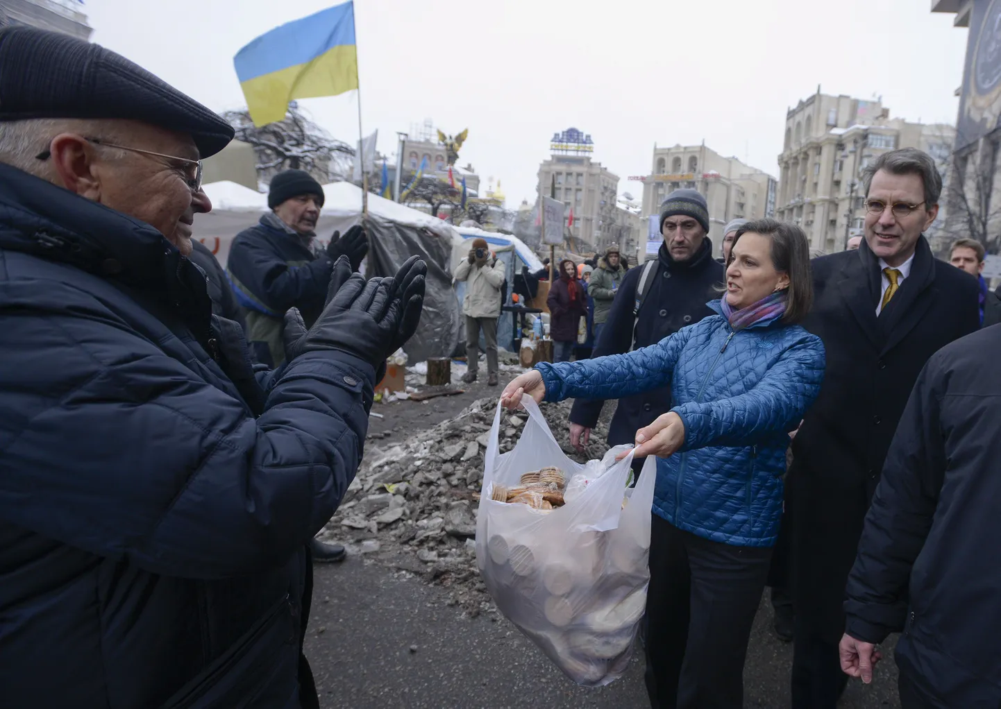 Виктория Нуланд раздает булочки на Майдане.