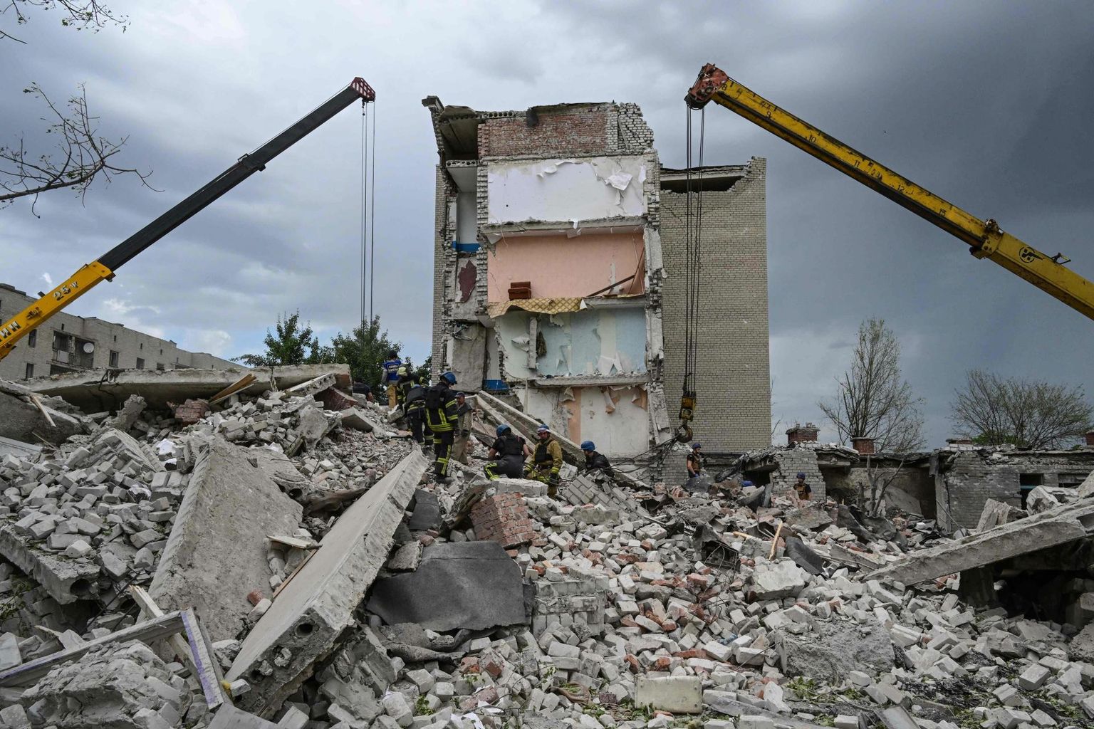Vene vägede raketirünnakus hävitatud Tšassiv Jari linna kortermaja.