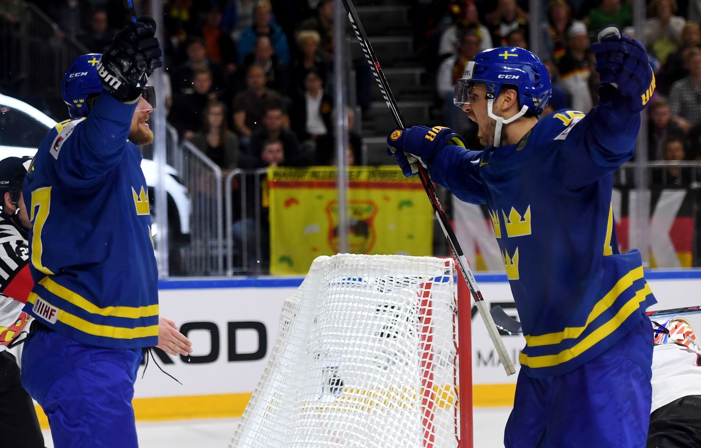 Rootsi mängijad rõõmustamas värava üle