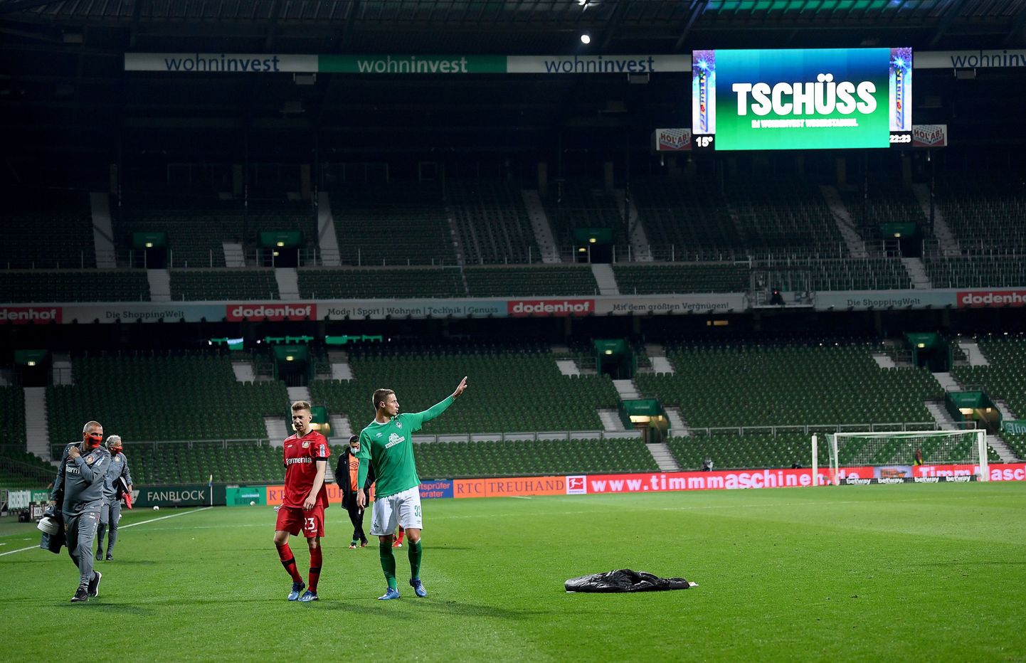 Futbolisti atstāj laukumu pēc Leverkūzenes "Bayer" un Brēmenes "Werder" mača.