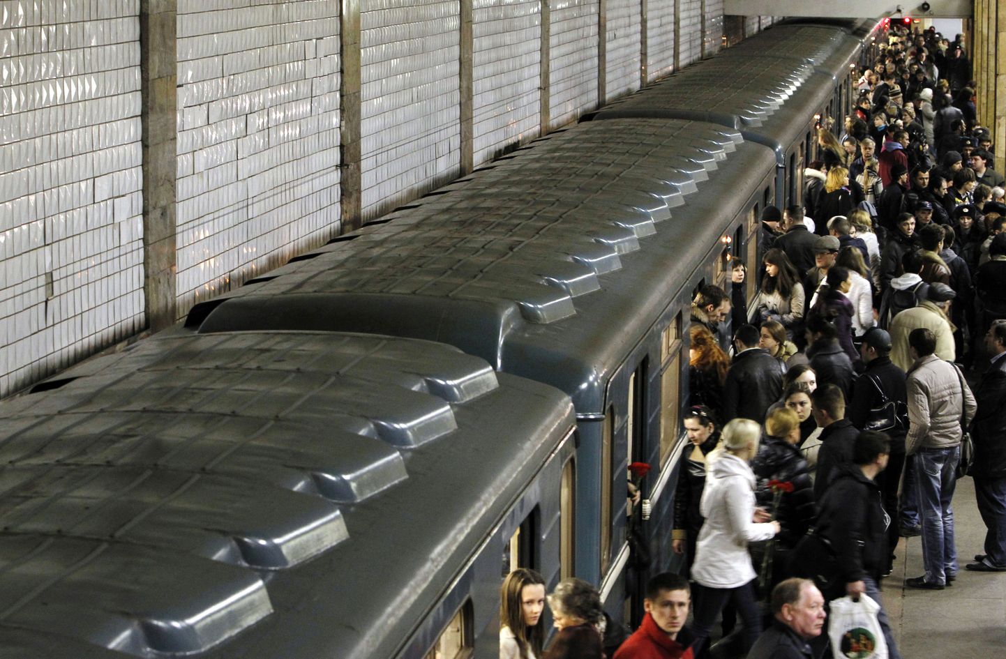Moskvalased Park Kulturõ metroojaamas päev pärast plahvatust.