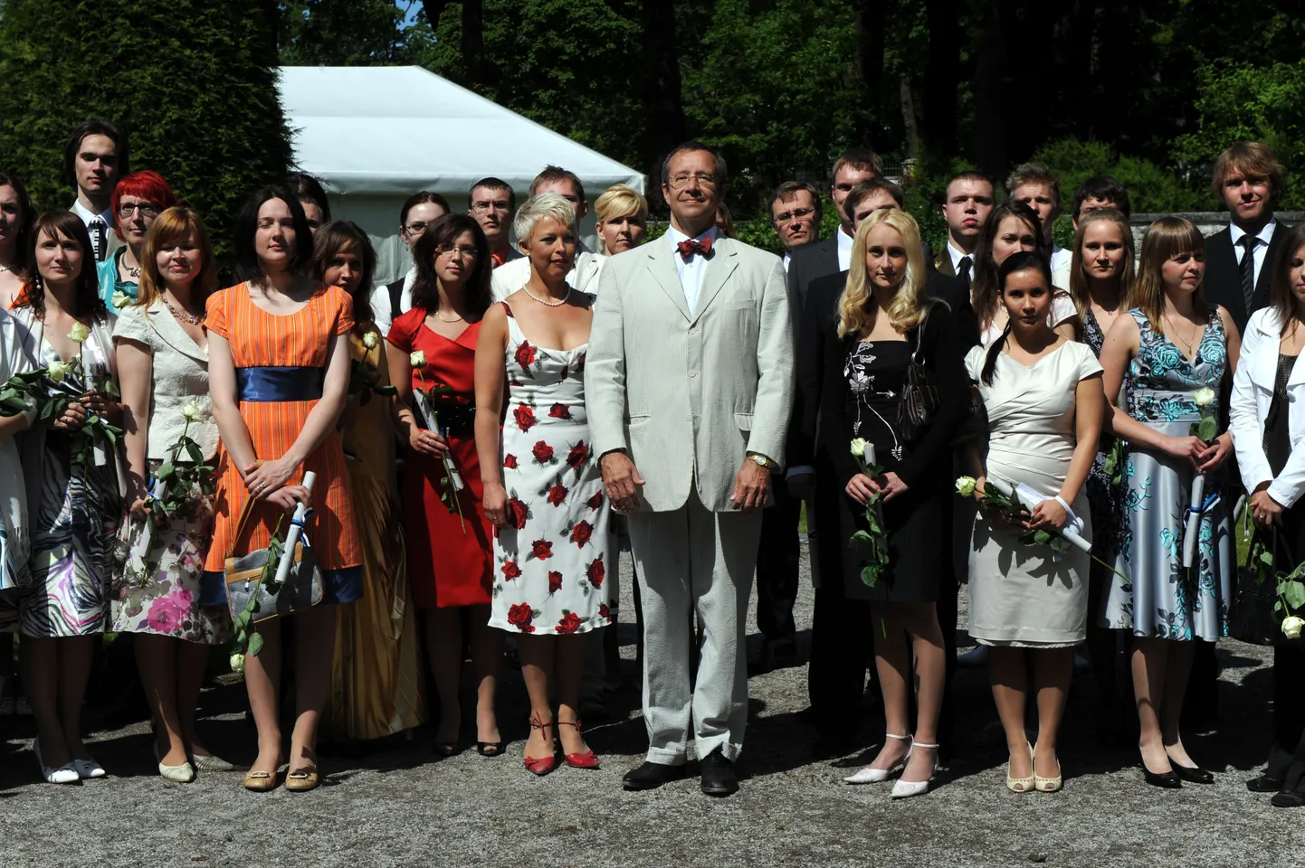 Tänavused gümnaasiumi ja kõrgkoolide lõpetajad presidendi vastuvõtul.