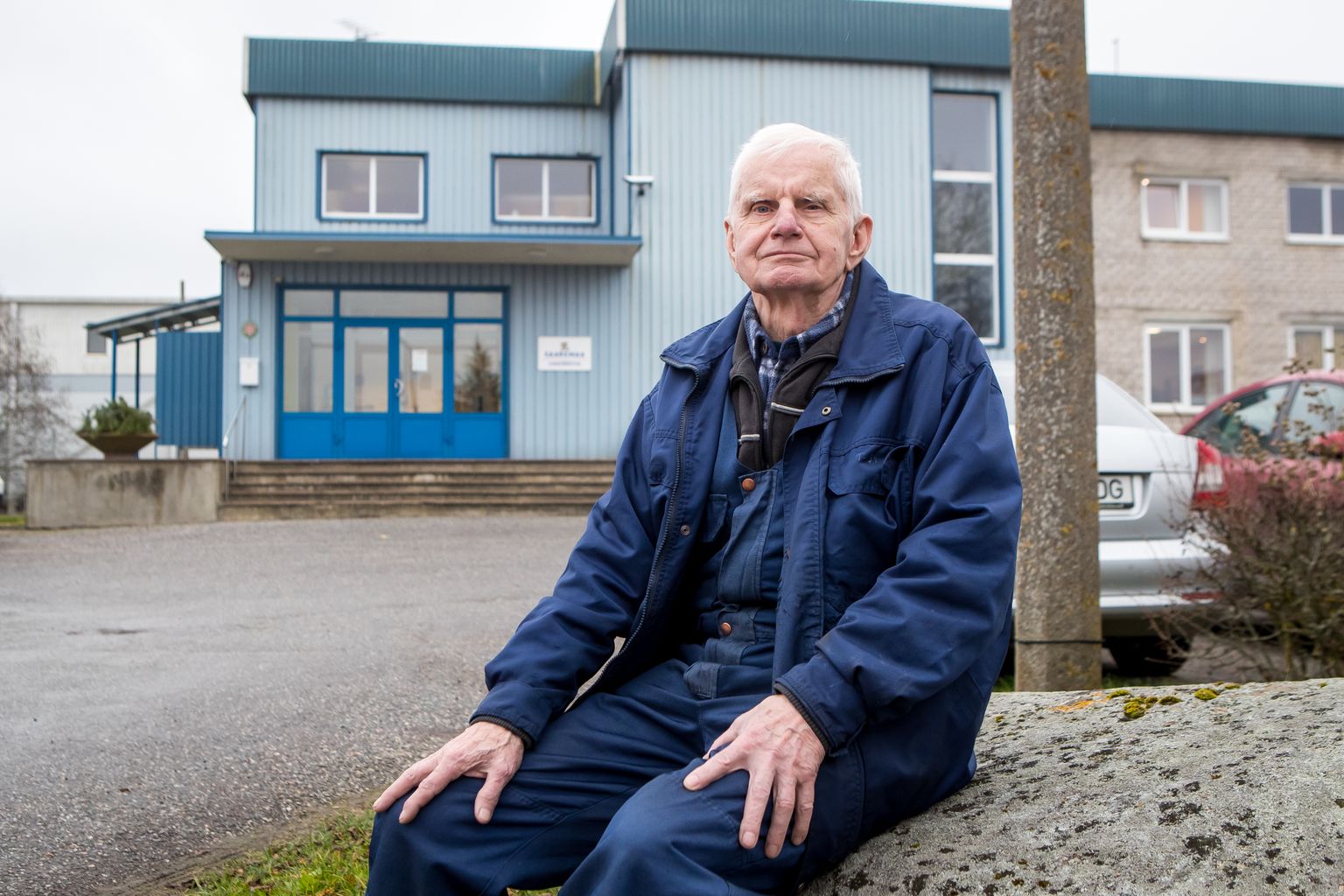 "OLEN TÄIESTI OHUTU," kinnitab kauane omavalitsustegelane, praegu Saaremaa Lihatööstuses töötav Ülo Vevers. Mullu novembris 80. sünnipäeva pidanud mehel on saadud mõlemad doosid Moderna vaktsiini. 
Veversi sõnul ei ilmnenud tal pärast esimest süsti mingeid kõrvaltoimeid – isegi süstekoht ei valutanud. "Teise süsti järel tundsin end ühe päeva kehvasti, aga see läks üle," ütleb Vevers.