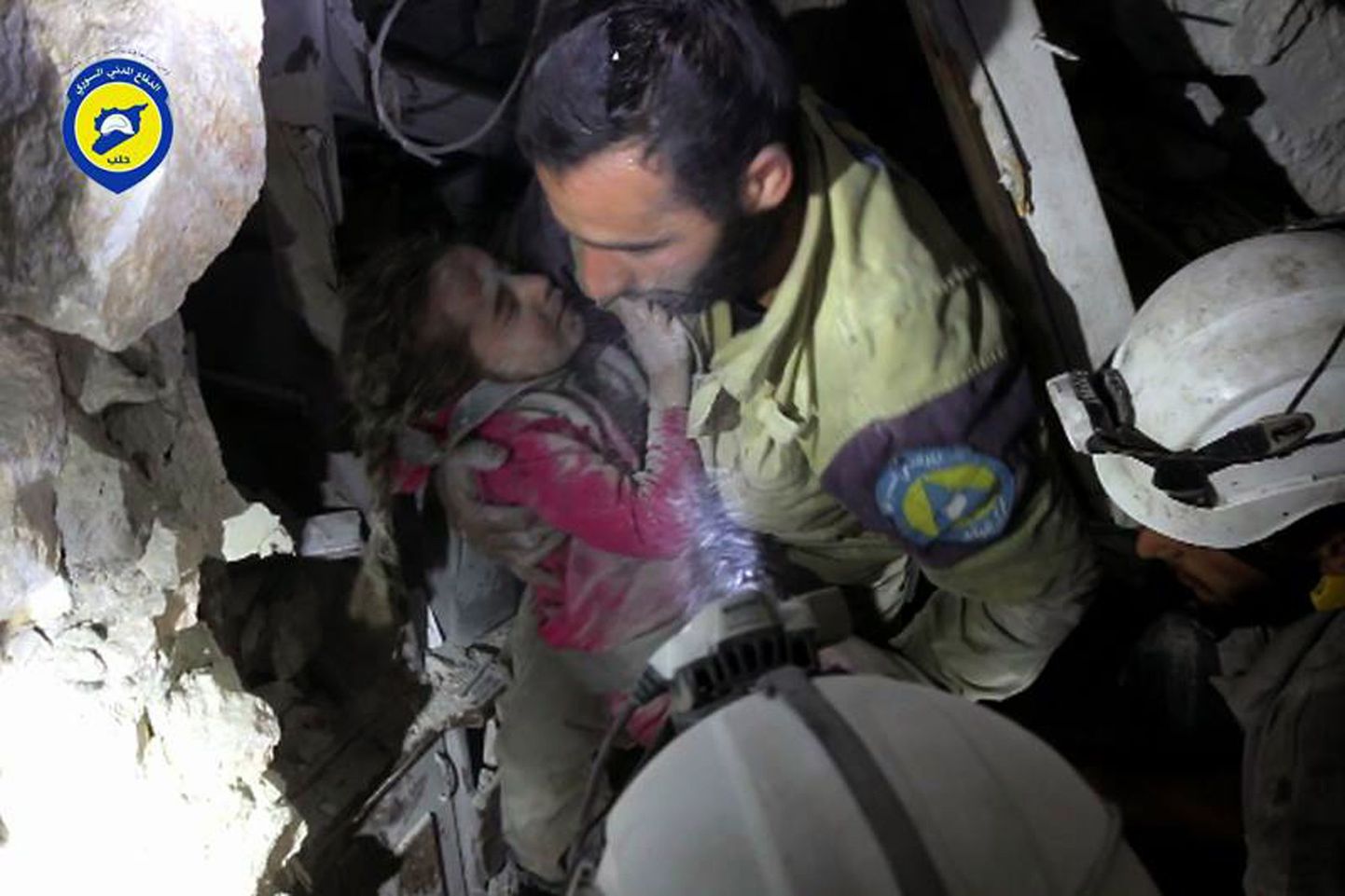 Süüria päästetöötaja tõmbab haavatud last rusudest välja pärast järjekordset pommirünnakut Aleppole.