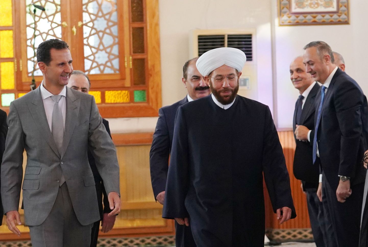 Süüria president Bashar al-Assad (vasakul) ja suurmufti Ahmad Badreddin Hassoun (keskel).