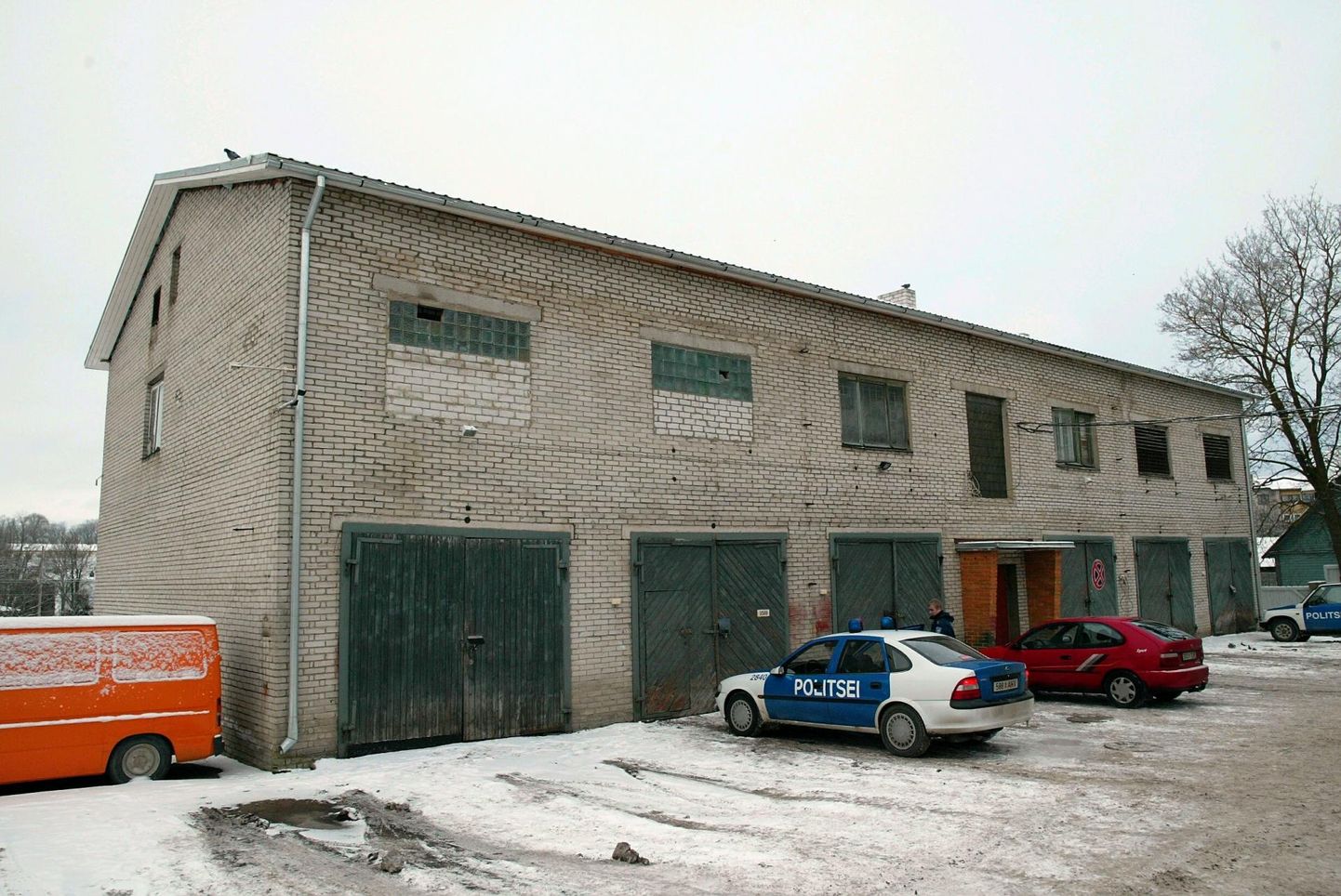 Enne uue politsei- ja päästemaja avamist Kreutzwaldi tänaval asusid Rakvere politsei hooned Koidula tänaval. Hoovis olid garaažid ja kainestusmaja.