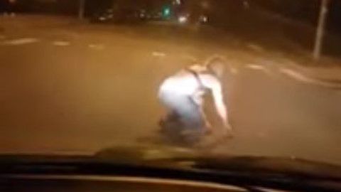 Видео: в Риге полуголая девушка ползала по проезжей части