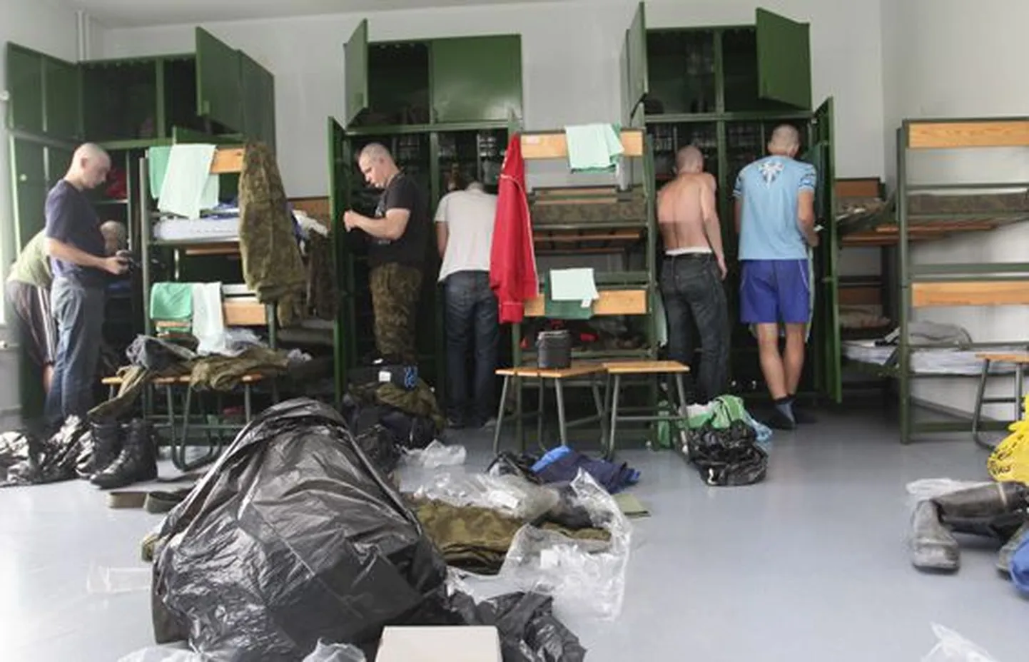 Esimesel päeval saabusid ajateenijad kasarmusse suure musta kilekotiga, sees sõjaväelase varustus. Asjad tuli paigutada riiulile vastavalt mapis olnud juhisele.