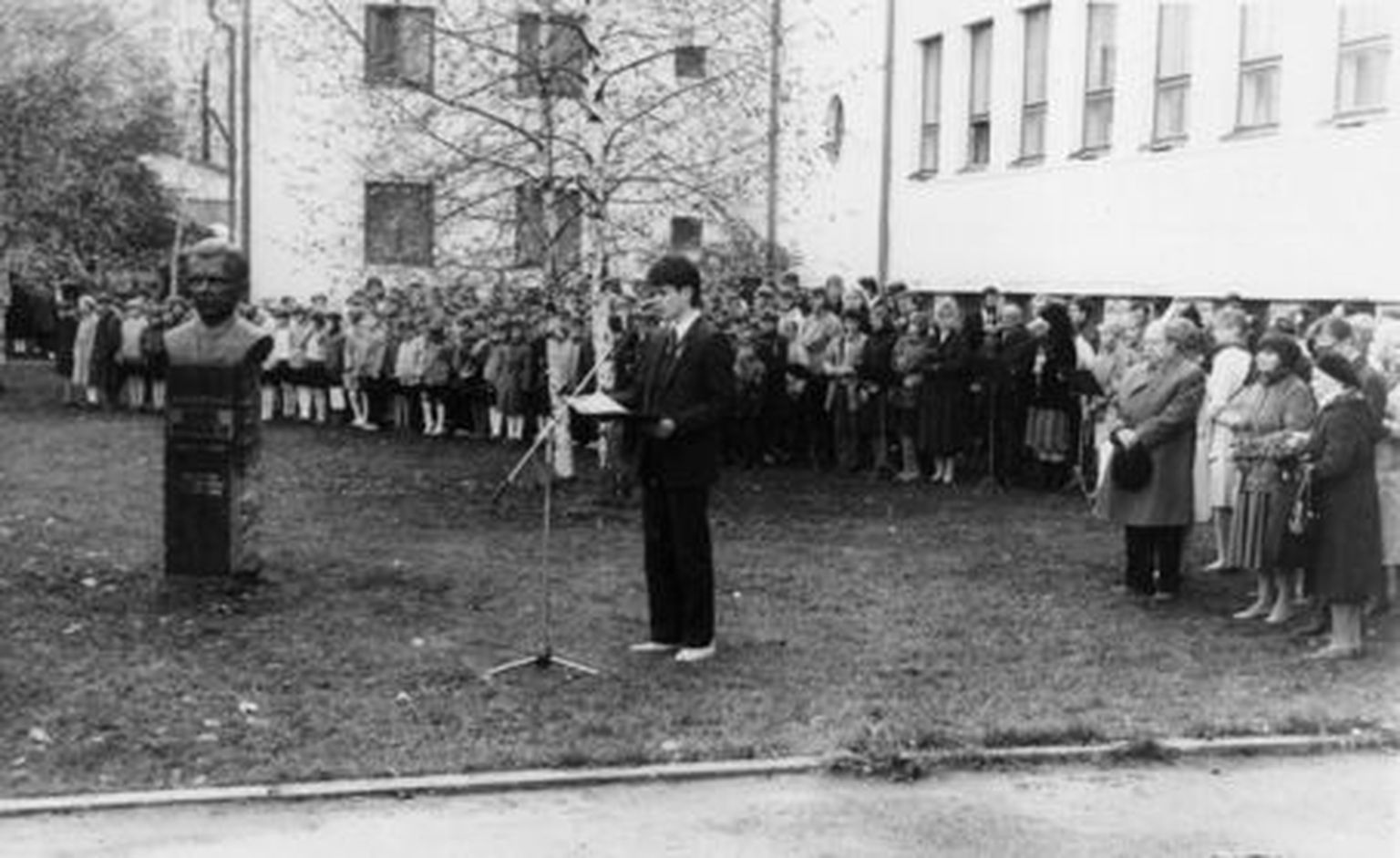 1987. aasta sügisel pidas vilistlaste kingitud Karl Orviku büsti avamisel õpilaspere poolt kõne Aare Tammemäe.