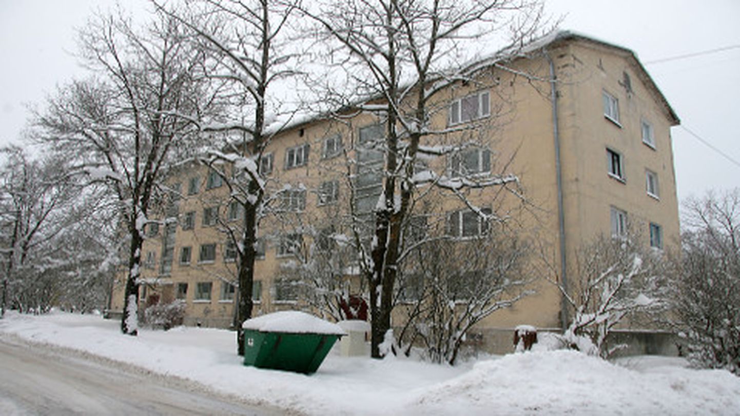 32 korteriga majas aadressil Vahtra 23 elab praegu mitu inimest (kuues korteris) veel kuidagi sees, soojendades end gaasi- ja elektriseadmetega. Kõik ülejäänud on külma jäetud majast juba ammu lahkunud.