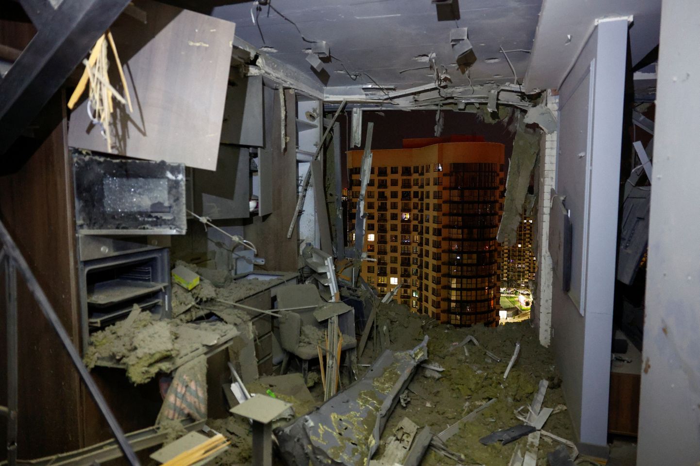 Rünnakus kahjustada saanud hoone Kiievis.